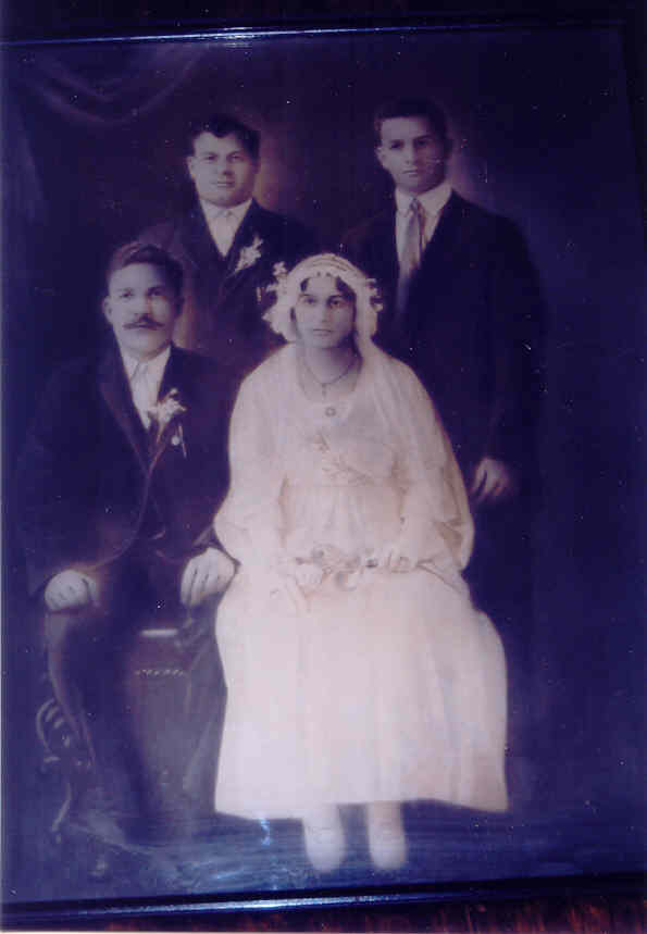 Kostantinos 'Gus' Grevis, Eleni Mormanis Grevis, left is Koumbaro Michael Saltos & Eleni's brother Steve Mormanis 1916.jpg