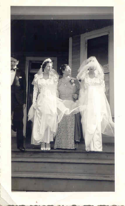 Twins Stella & Zoe Grevis Summer of 1939 Knoxville, Tennessee.jpg